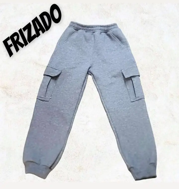 Pantalón cargo frizado